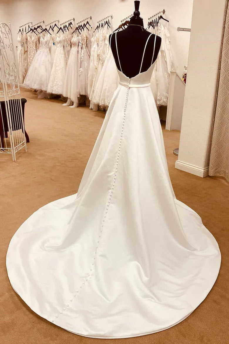 Vestido de novia largo de satén con tirantes finos y espalda descubierta